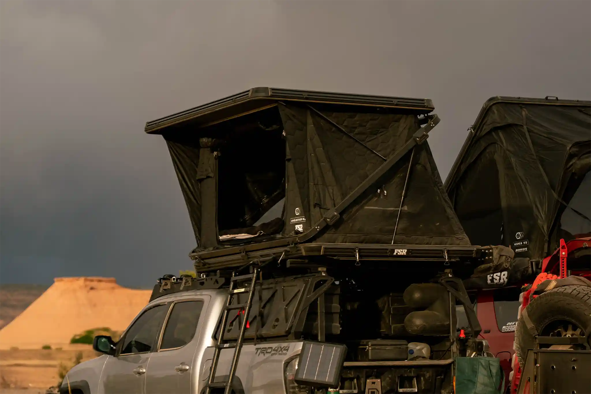 FSR Evolution V3 XL rooftop tent feature highlights extruded aluminum frame crossbar mounting